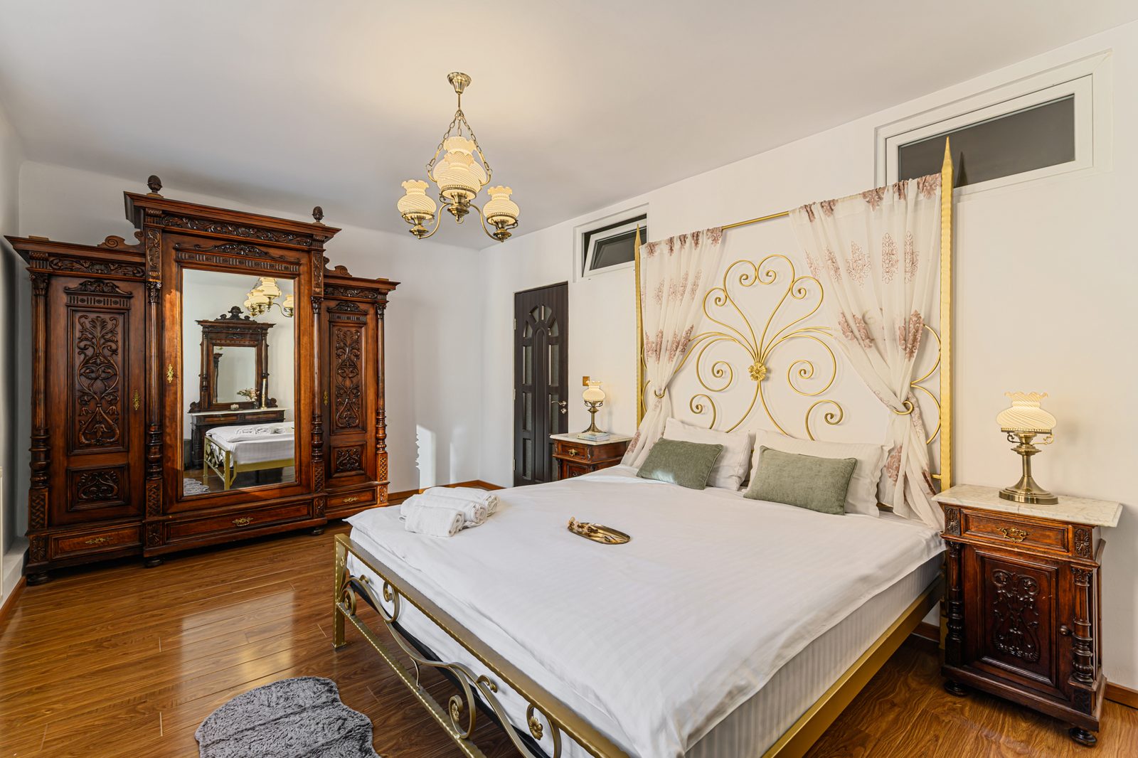 Antique-styled bedroom in Linda's Brașov apartment